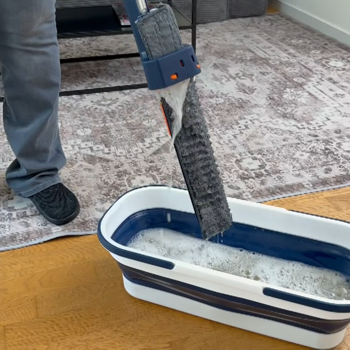 Reinigungsbesen mit integriertem Auswringsystem