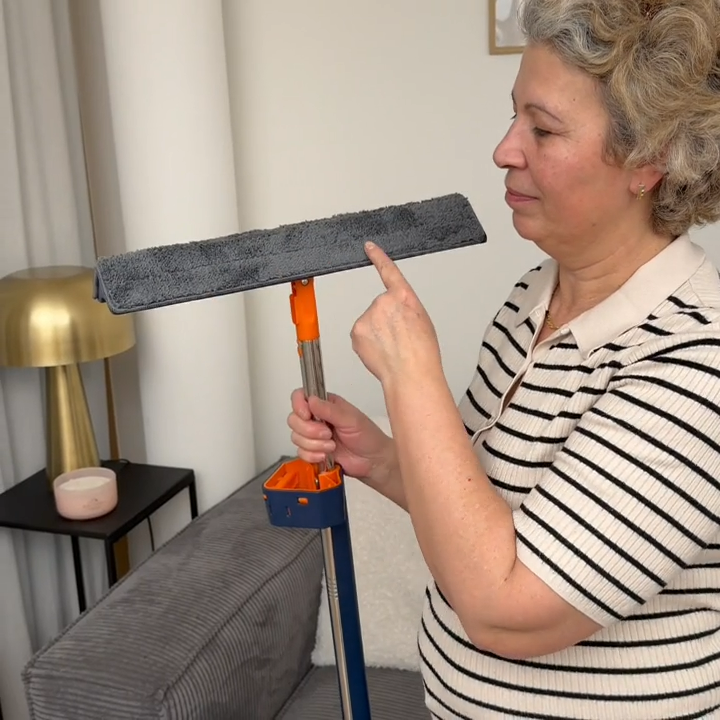 Reinigungsbesen mit integriertem Auswringsystem