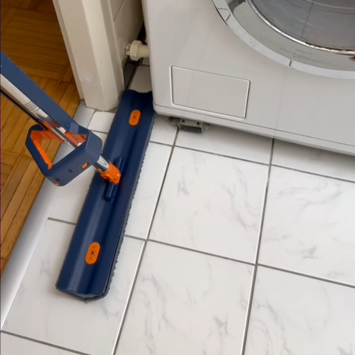 Reinigungsbesen mit integriertem Auswringsystem