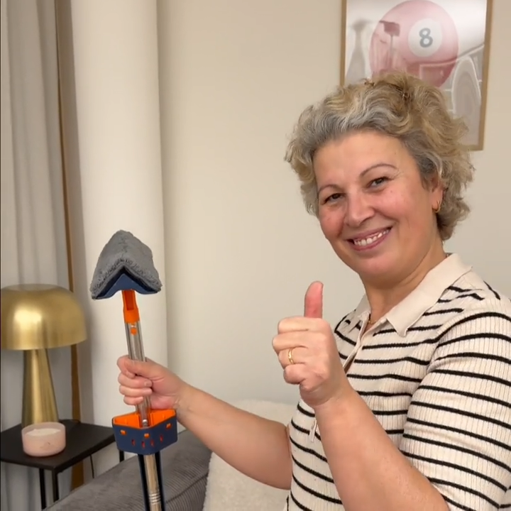 Reinigungsbesen mit integriertem Auswringsystem