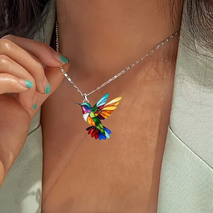 Elegante Halskette mit Kolibri-Anhänger in bunten Farben