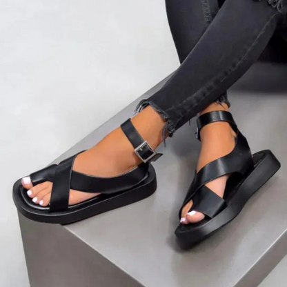Sandalen mit gekreuzten Riemchen