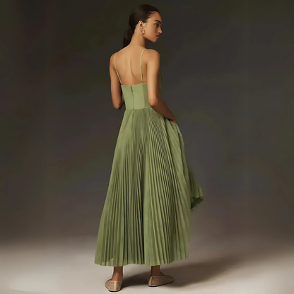 Asymmetrisches Kleid aus grünem, plissiertem Tüll - Luftige Eleganz