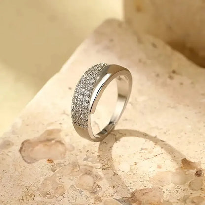Eleganter Ring zur Unterstützung von Brustkrebs