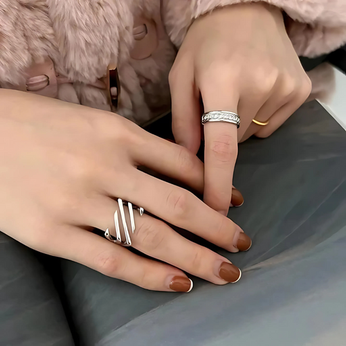 Anello regolabile in argento scolpito - Elegante design ondulato