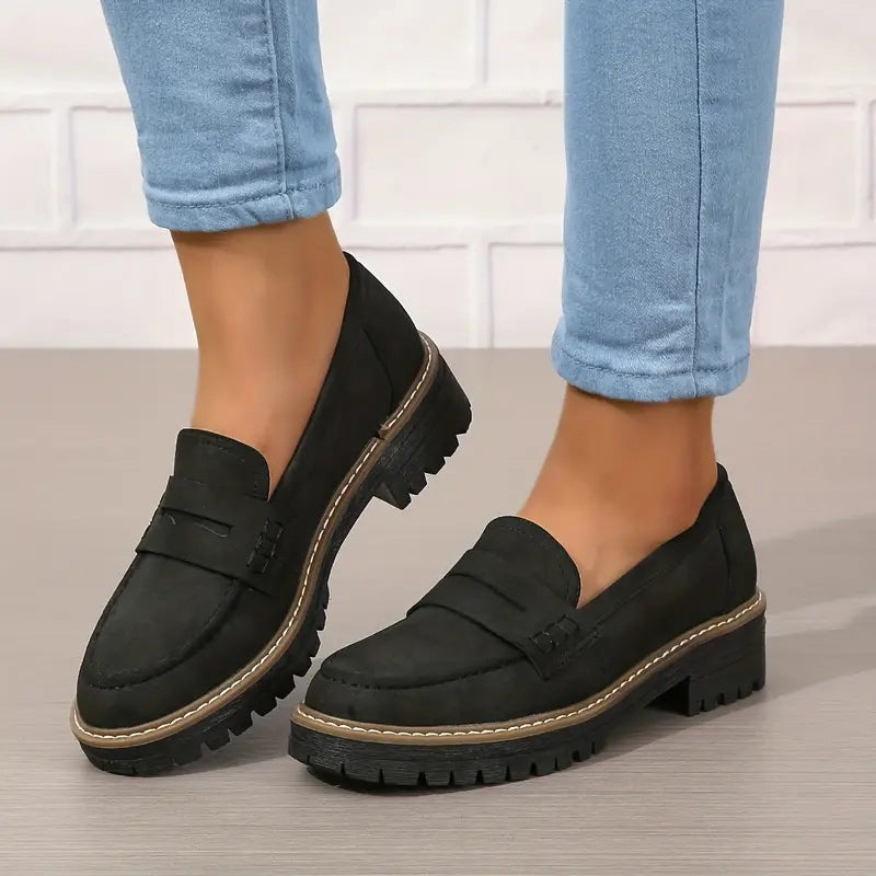 Pantofola elegante per le donne con forma di piatto