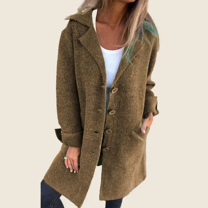 Cappotto lungo da donna per la mezza stagione con risvolti eleganti