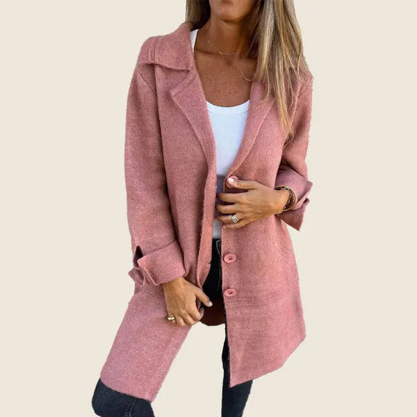 Cappotto lungo da donna per la mezza stagione con risvolti eleganti